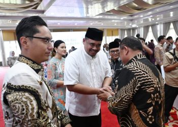 metrodeli/istimewa OPEN HOUSE : Gubernur Sumut M Bobby Afif Nasution didampingi Ketua TP PKK Provinsi Sumut Kahiyang Ayu dan Wakil Gubernur Sumut Surya menggelar Open House Idulfitri 1446 H di Rumah Dinas Gubernur Sumut Jalan Sudirman Kota Medan, Senin, 31 Maret 2025. Open House tersebut diikuti masyarakat umum yang antusias untuk bersilaturahmi dengan Gubernur Sumut.