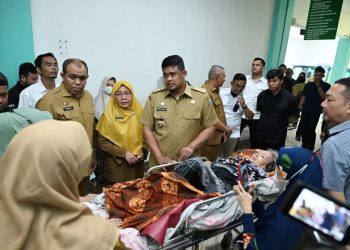 metrodeli/istimewa SIDAK : Gubernur Sumut M Bobby Afif Nasution didampingi Kepala Dinas Kesehatan Pemprov Sumut Faisal Hasrimy disambut Dirut RS Haji Medan Sri Suriani Purnamawati beserta jajaran saat melakukan sidak di Rumah Sakit Haji Medan Jalan Rumah Sakit Haji, Deliserdang, Selasa, 8 April 2025.