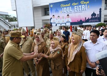 metrodeli/istimewa APEL : Gubsu M Bobby Afif Nasution memimpin Apel Perdana pada hari pertama bekerja setelah libur panjang Hari Raya Idulfitri 1446 H, di Lapangan Upacara Kantor Gubernur Sumut, Jalan Diponegoro 30 Medan, Selasa, 8 April 2025.