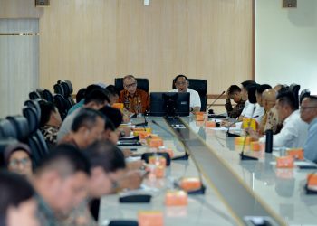 metrodeli/istimewa TPPO : Pj. Sekretaris Daerah Provinsi Sumatera Utara (Sumut) Effendy Pohan memimpin Rapat Gugus Tugas Pencegahan dan Penanganan Tindak Pidana Perdagangan Orang (TPPO) di Ruang Rapat Lantai 2 Kantor Gubernur Sumut Jalan Diponegoro Kota Medan, Kamis, 10 April 2025.