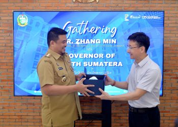 metrodeli/istimewa CENDERA MATA : Gubsu M Bobby Nasution menerima cendera mata kunjungan Konjen RRT Zhang Min dan Delegasi Provinsi Guangdong di Anjungan Lantai 9 Kantor Gubernur Sumut Jalan Diponegoro Kota Medan, Senin, 14 April 2025.