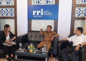 metrodeli/istimewa REFLEKSI : Asisten Pemerintahan dan Kesejahteraan Rakyat, Basarin Yunus Tanjung mewakili Gubernur Sumut Bobby Afif Nasution pada Dialog Aspirasi Sumut bertema ‘Refleksi 77 Tahun Sumut dan Tantangan Menuju Indonesia Emas 2045’ yang diselenggarakan oleh Radio Republik Indonesia (RRI) Medan, Senin, 14 April 2025).
