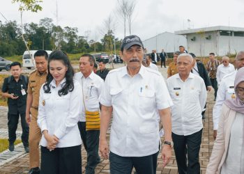 metrodeli/istimewa DAMPINGI : Wagubsu Surya mendampingi Ketua Dewan Ekonomi Nasional (DEN) Luhut Binsar Pandjaitan mengunjungi Taman Sains dan Teknologi Herbal dan Hortikultura (TSTH2) dan Food Estate di Kecamatan Pollung Kabupaten Humbang Hasundutan (Humbahas), Selasa 15 April 2025.