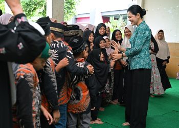 metrodeli/istimewa KUNJUNGAN SOSIAL: Ketua TP PKK Sumut Kahiyang Ayu melakukan Kunjungan Sosial dalam rangka HUT ke-77 Provinsi Sumut di Panti Asuhan Ade Irma Suryani Nasution, Jalan Cik Ditiro, Medan, Rabu 16 April 2025. Selain memberikan bantuan sosial, Ketua TP PKK Sumut juga berdialog dan bermain dengan Anak-anak Panti tersebut.