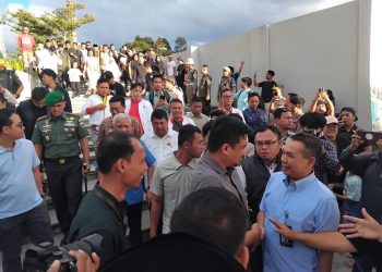 metrodeli/istimewa RAMAH TAMAH : Gubernur Sumatera Utara (Sumut) Bobby Nasution beramah tamah di Pantai Bebas Parapat, Simalungun, Kamis, 17 April 2025