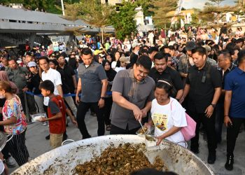 metrodeli/istimewa MANGAN BAGGAL : Gubernur Sumatera Utara (Sumut) Bobby Nasution didampingi Wakil Gubernur Sumut Surya di Pantai Bebas Parapat, Simalungun, Kamis 17 April 2025.