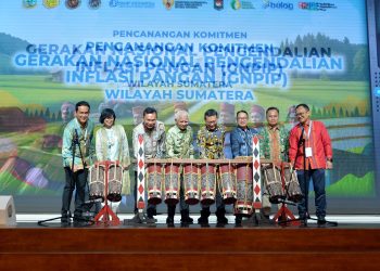 metrodeli/istimewa RAKOR TPIP : Wagubsu Sumut Surya membuka Rapat Koordinasi TPIP dan TPID) yang juga diikuti seluruh Provinsi se-Sumatera, sekaligus GNPIP 2025 Wilayah Sumatera di Aula Raja Inal Siregar Lantai 2 Kantor Gubernur Sumut Jalan Diponegoro Kota Medan, Kamis 24 April 2025.