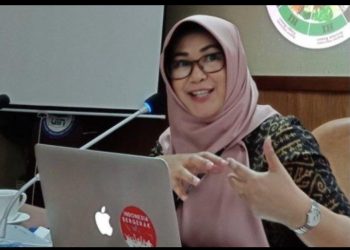 metrodeli/istimewa facebook/Tifauzia Tyassuma AKSI GERUDUK UGM- Dokter Tifauzia Tyassuma menyindir Rektor UGM Prof Ova Emilia yang dikabarkan tidak akan menemui aktivis dan alumni UGM yang akan meminta klarifikasi mengenai keabsahan ijazah milik Jokowi.