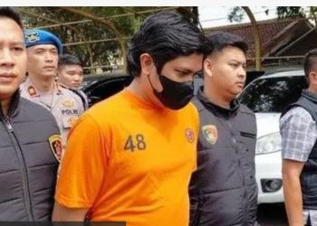 metrodeli/istimewa Sumber gambar,Hakim Ghani/detikJabar Keterangan gambar,MSF (berbaju oranye), tersangka kasus kekerasan seksual di Garut, Jawa Barat. Korban diduga lebih dari satu orang.