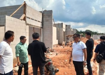metrodeli/istimewa TINJAU LOKASI: Ketum PWI Pusat Hendry Ch Bangun bersama Tim Perumahan PWI meninjau lokasi Perumahan Pondok Banten Indah, Kota Serang di Banten yang akan disiapkan bagi para wartawan yang belum miliki rumah, Sabtu, 19 April 2025.