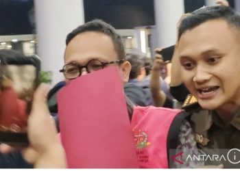 metrodeli/istimewa GIRING: Tersangka kasus perintangan penyidikan, JS (Junaedi Saibih), digiring oleh penyidik Kejaksaan Agung menuju mobil tahanan di Gedung Kejaksaan Agung, Jakarta, Selasa 22 April 2025. (ANTARA/Nadia Putri Rahmani)