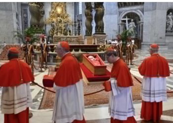 metrodeli/istimewa PERSIAPAN : Para kardinal berjalan melewati jenazah Paus Fransiskus di Basilika Santo Petrus pada hari Rabu, 23 April 2025. Foto/Vatican Media