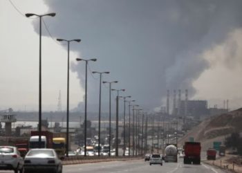metrodeli/istimewa MELEDAK: Ledakan di pelabuhan Bandar Abbas, Iran, Sabtu (26/4/2025). (Mohammad Rasoul Moradi/IRNA/WANA (West Asia News Agency) via REUTERS)