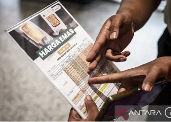 metrodeli/istimewa Ilustrasi - Warga melihat informasi harga emas Antam di Butik Emas Logam Mulia Antam kompleks DP Mall, Semarang, Jawa Tengah, Selasa (22/4/2025). (ANTARA FOTO/Aprillio Akbar/rwa/aa.)