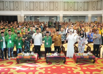 metrodeli/istimewa MUKTAMAR : Wakil Presiden Republik Indonesia Gibran Rakabuming Raka didampingi Gubernur Sumut M Bobby Afif Nasution dan Forkopimdasu menghadiri penutupan Muktamar ke-15 Persatuan Ummat Islam (PUI) di Aula Raja Inal Siregar Kantor Gubernur Sumut Jalan Diponegoro Kota Medan, Kamis 15 Mei 2025 malam.