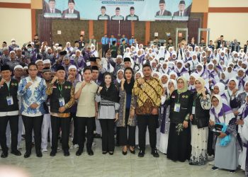 metrodeli/istimewa LEPAS: Gubernur Sumut Bobby Nasution dan Ketua TP PKK Sumut Kahiyang Ayu Bobby Nasution mendampingi Wakil Presiden (Wapres) Republik Indonesia Gibran Rakabuming Raka meninjau pelepasan Jemaah Haji kloter 12 di Asrama Haji Embarkasi Jalan AH Nasution Kota Medan, Kamis 15 Mei 2025.