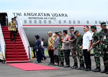 metrodeli/istimewa SAMBUT : Gubernur Sumut Bobby Nasution bersama Ketua TP PKK Sumut Kahiyang Ayu beserta jajaran Forkopimda Sumut menyambut kedatangan Wakil Presiden RI Gibran Rakabuming Raka di Lanud Soewondo, Jalan Komodor Muda Adi Sucipto, Medan, Kamis 15 Mei 2025.