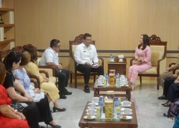 metrodeli/istimewa AUDIENSI: Gubernur Sumatera Utara (Sumut) Bobby Nasution menerima audiensi Panitia Musyawarah Pelayanan Moria GBKP Tahun 2025 di ruang kerja Lantai 10 Kantor Gubernur Sumut Jalan Diponegoro Kota Medan, Rabu 28 Mei 2025.