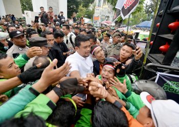 metrodeli/istimewa TERIMA KELUHAN: Gubernur Sumut Muhammad Bobby Afif Nasution menemui dan mendengarkan keluhan para driver ojek online (Ojol) roda dua, yang melakukan unjuk rasa di depan Kantor Gubernur Sumut, Jalan Diponegoro 30 Medan, Selasa 20 Mei 2025.