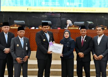 metrodeli/istimewa PARIPURNA: Gubernur Sumut Muhammad Bobby Nasution bersama Wakil Gubernur Sumut Surya menghadiri Sidang Paripurna DPRD-SU tentang Penyampaian dan Pembahasan Rekomendasi DPRD Sumut terhadap LKPJ Gubernur Sumut Akhir Tahun 2024 di Ruang Sidang Paripurna DPRD Prov.Sumut Jalan Kapten Maulana Lubis Nomor 1 Medan, Kamis 22 Mei 2025.