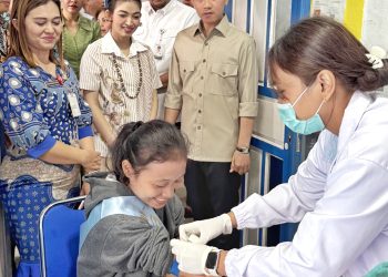 metrodeli/istimewa TINJAU : Gubsu Muhammad Bobby Nasution dan Ketua TP PKK Sumut Kahiyang Ayu mendampingi Wakil Persiden (Wapres) Republik Indonesia Gibran Rakabuming Raka meninjau pelaksanaan Program Cek Kesehatan Gratis (CKG) di UPTD Puskesmas Sigompul Jalan Siborongborong - Doloksanggul dan juga meninjau Pasar Dolok Sanggul Kabupaten Humbang Hasundutan, Jumat 16 Mei 2025.