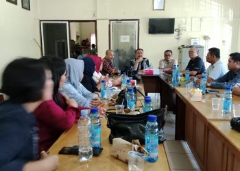 metrodeli/istimewa RAPAT : Ketua PWI Sumut, H Farianda Putra Sinik, dalam rapat perdana persiapan kegiatan Family Gathering 2025 di Gedung PWI Sumut Jalan Parada Harahap Medan, Rabu 30 April 2025,