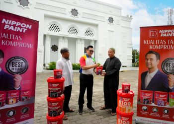 metrodeli/istimewa SERAHKAN CAT : Regional Sales Manager Nippon Paint Indonesia Andika Suhardi saat menyerahkan secara simbolis produk Weatherbond Ultimate kepada Alamsyah Lukito, Wakil Ketua Badan Kemakmuran Masjid An-Nazhirin, dalam program CSR Warnai Kehidupan #ColouringLives, belum lama ini.