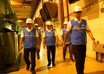 metrodeli/istimewa TERJUN LANGSUNG: Direktur Utama PLN, Darmawan Prasodjo (kanan), Direktur Manajemen Pembangkitan, Adi Lumakso (kiri), Direktur Transmisi & Perencanaan Sistem, Evy Haryadi (kedua dari kiri), Direktur Distribusi PLN, Adi Priyanto (ketiga dari kiri), beserta jajaran manajemen PLN ketika terjun langsung ke Pembangkit Listrik Tenaga Diesel dan Gas (PLTDG) Pesanggaran, Sabtu 3 Mei 2025, dini hari.