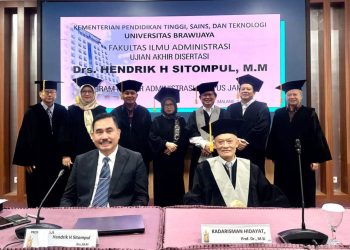 metrodeli/istimewa ISTIMEWA: Hendrik H Sitompul berfoto bersama usai Sidang Terbuka Promosi Doktor Program Pascasarjana Doktor Ilmu Administrasi Minat Administrasi Bisnis Fakultas Ilmu Administrasi Universitas Brawijaya 2025, Sabtu, 3 Mei 2025.