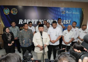 metrodeli/alhafiz JUMPA PERS: Menteri ATR/BPN RI Nusron Wahid bersama Gubsu Muhammad Bobby Afif Nasution bersama Wakil Gubernur Sumut H. Surya, Ketua DPD Sumut Erni Ariyanti, Forkopimda, serta para Bupati/Walikota Se-Sumut menggelar jumpa pers usai rapat koordinasi tentang permasalahan pertanahan di Sumut di depan Aula Raja Inal Siregar, Kantor Gubernur, Jalan Diponegoro, Medan, Rabu, 7 Mei 2025.