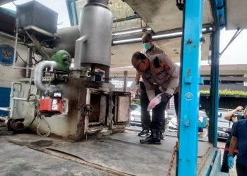 metrodeli/bray PEMUSNAHAN: Kapolrestabes Medan Kombes Pol Gidion Arif Setyawan memimpin pemusnahan barang bukti narkoba sebanyak 12 Kg sabu dan 19.030 butir pil ekstasi dengan cara dibakar di halaman Mapolrestabes Medan, Jalan HM Said Medan, Kamis 8 Mei 2025.