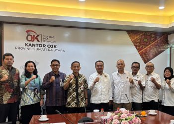 metrodeli/istimewa BERFOTO BERTAMA : Ketua PWI Sumut H. Farianda Putra Sinik didampingi Sekretaris SR Hamonangan Panggabean, Wakil Ketua Sugiatmo, Wakil Sekretaris Riza Mulyadi, dan Wakil Ketua Seksi Hubungan Antar Daerah Marini Rizka Handayani berfoto bersama Kepala OJK Regional 5 Sumbagut Khoirul Muttaqien didampingi Yusri selaku Direktur Pengawasan Perilaku Pelaku Usaha Jasa Keuangan, Edukasi, Pelindungan Konsumen, dan Layanan Manajemen Strategis, Marina Manaur Sianipar selaku Deputi Direktur Pengawasan Lembaga Jasa Keuangan 2, Ditto Pratama selaku Kepala Bagian Layanan Manajemen Strategis, dan Latifa Putri Radiansyah selaku Analis Junior Deputi Direktur Pengawasan Perilaku Pelaku Usaha Jasa Keuangan, Edukasi, dan Pelindungan Konsumen di ruang kerjanya, Jumat, 9 Mei 2025.