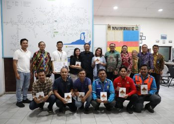 metrodeli/istimewa KUNJUNGAN : Direktur LHC PLN Yusuf Didi Setiarto dengan Manajemen PLN UID Sumut dan para Punggawa kelistrikan berfoto bersama saat kunjungan di ULP Siborong-borong, Kamis, 08 Mei 2025.