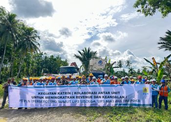 metrodeli/istimewa PEMELIHARAAN JARINGAN: Tim KATRIN (Kolaborasi Antar Unit) pada pekerjaan pemeliharaan jaringan listrik Nias berfoto bersama sebelum mulai kegiatan, belum lama ini.