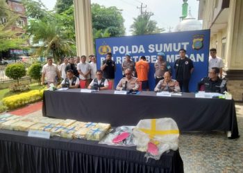 metrodeli/bray PAPARAN : Kapolrestabes Medan Kombes Pol Gidion Arif Setyawan menyampaikan paparan terkait penangkapan kurir sabu berinisial H (42) warga Jalan Ternak 2, Kelurahan Polonia, Kecamatan Medan Polonia ini, pihak kepolisian berhasil menyita barang bukti sabu seberat 22 kilogram, Selasa 13 Mei 2025.