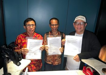 metrodeli/istimewa Kesepakatan itu dicapai melalui negosiasi maraton di Jakarta, Jumat (16/5/2025) malam, antara Ketua Umum PWI hasil Kongres Bandung, Hendry Ch Bangun, dan Ketua Umum PWI hasil Kongres Luar Biasa, Zulmansyah Sekedang.