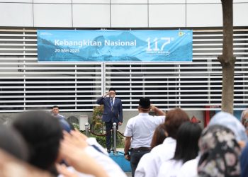 metrodeli/istimewa HARKITNAS: GM PLN UID Sumut Agus Kuswardoyo mimpin upacara bendera memperingati Harkitnas ke-117 di halaman kantor PLN UID Sumut, Medan, pada Selasa 20 Mei 2025.