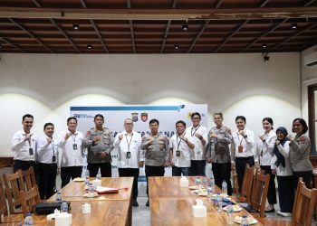 metrodeli/istimewa FOTO BERSAMA GM PLN UID Sumut Agus Kuswardoyo bersama manajemen PLN lainnya berfoto bersama dengan Kepolisian Daerah Sumatera Utara di kantornya, Selasa 20 Mei 2025.