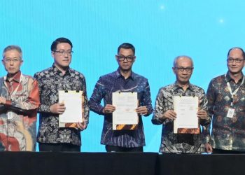 metrodeli/istimewa Direktur Utama PLN Darmawan Prasodjo (tengah) ketika menandatangani _Memorandum of Agreement_ (MoA) bersama Kontraktor Masela PSC - (INPEX Masela Ltd., PT Pertamina Hulu Energi Masela, dan Petronas Masela Sdn. Bhd) dalam rencana pemanfaatan Liquid Natural Gas (LNG) dari proyek Abadi LNG dalam agenda The 49th IPA Convention & Exhibition di ICE BSD, Tangerang pada Rabu 21 Mei 2025.