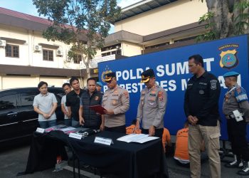 metrodeli/bray PAPARKAN : Kapolrestabes Medan Kombespol Gidion Arif Setiawan memaparkan hasil tangkapan Unit Resmob Satreskrim Polrestabes Medan yang dipimpin Iptu Eko Sanjaya SH, MH, meringkus empat pria berprofesi sebagai debt collector, karena diduga melakukan perampasan Hp milik seorang wanita di Jalan Stadion, kelurahan Teladan Barat, Kecamatan Medan Kota, Kamis 22 Mei 2025 sore.