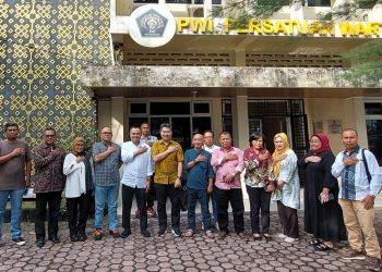 metrodeli/istimewa SILATURAHMI: Kabid Humas Poldasu Kombes Pol Dr Ferry Walintukan, SIK, SH, MH berfoto bersama dengan Ketua PWI Sumut H Farianda P Sinik didampingi pengurus saat bersilaturahmi ke kantor PWI Sumut di Jalan Adinegoro Medan, Jumat 23 Mei 2025.