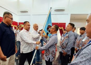 metrodeli/istimewa PENGUKUHAN : Ketua PWI Sumut H Farianda P Sinik menyerahkan pataka pengukuhan kepada Edi Saputra yang sebelumnya secara aklamasi terpilih kembali menjadi Ketua PWI Kabupaten Sergai melalui konferensi PWI IV di pendopo Kerajaan Bedagai kantor Bupati Sergai, Senin 26 Mei 2025.