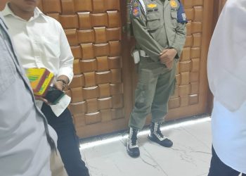 metrodeli/istimewa LARANG MASUK : Satpol PP menjaga pintu aula T Raja Inal Siregar melarang masuk Wartawan tergabung dalam FWP saat acara penyerahan SK ASN, kemarin