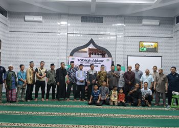 metrodeli/istimewa FOTO BERSAMA: Dua mantan anggota kelompok Jemaah Islamiyah (JI), Arianto Susetyo Zatmiko alias Fattahudin Zatmiko dan Dedek Nurjannatah usai menggelar kegiatan Tabligh Akbar dan santunan untuk kaum duafa di Masjid Baitul Falah, Desa Sidomulyo, Kecamatan Binjai, Kabupaten Langkat, Selasa 27 Mei 2025.