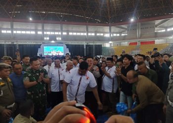metrodeli/istimewa MAYDAY : Gubernur Sumut M Bobby Afif Nasution bersama Wakil Gubernur Sumut Surya dan Kadisnaker Sumut Ismael P Sinaga menggunting pita May Day Fair 2025 yang diselenggarakan di Gedung Serba Guna Pemprov Sumut, Jalan Williem Iskandar, Deliserdang, Kamis, 1 Mei 2025.