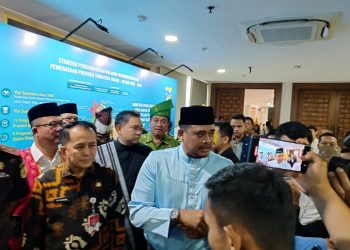 metrodeli/istimewa JAWAB PERTANYAAN : Gubernur Sumut Bobby Nasution didampingi Wagub Sumut Surya menjawab pertanyaan wartawan usai membuka Musrenbang RPJMD 2025-2029, RKPD Provinsi Sumut Tahun 2026 di Aula Raja Inal Siregar, lantai 2 Kantor Gubernur Sumut, Jalan Diponegoro No. 30, Medan, Senin 5 Mei 2025.