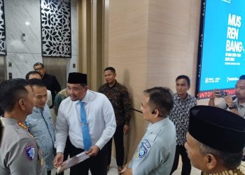 metrodeli/alhafiz BERBINCANG : Gubsu M Bobby Afif Nasution berbincang dengan Dirlantas Polda Sumut saat hendak salat Jumat di Masjid Agung Medan, Jumat, 9 Mei 2025.