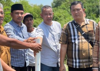 metrodeli/istimewa PASANG PATOK: Perwakilan Ombudsman RI Provinsi Sumut bersama Dinas Lingkungan Hidup Provinsi Sumut, Komisi-2 DPRD Deliserdang, Dinas Perizinan Kabupaten Deliserdang, BPN Deliserdang, serta Kepala Desa Regemuk dan Pematangbiara, melakukan pemasangan patok (tandabataslahan) sebagai tanda batas hutan lindung, belum lama ini.