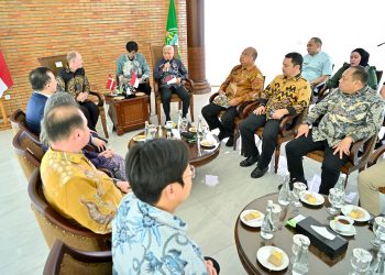 metrodeli/istimewa KUNJUNGAN : Wagubsu Surya menyambut kunjungan kerja Duta Besar Kerajaan Denmark untuk Indonesia Sten Frimodt Nielsen di kantor Gubernur Sumut, Jumat, 2 Mei 2025.