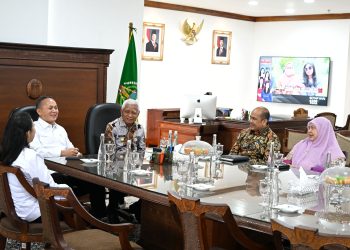 metrodeli/istimewa KUNJUNGAN : Wakil Gubernur Sumatera Utara ( Sumut) Surya menerima kunjungan Wakil Menteri Hukum dan Hak Azasi Manusia, RI Mugiyanto Sipin, di Kantor Gubernur Sumut, Jalan Diponegoro Nomor 30 Medan, Kamis 15 Mei 2025.